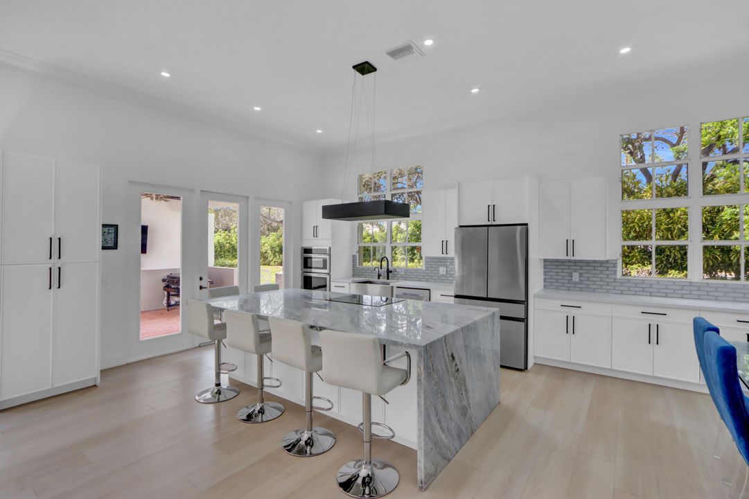 En Venta: $939,000 (3 camas, 2 baños, 1965 Pies cuadrados)