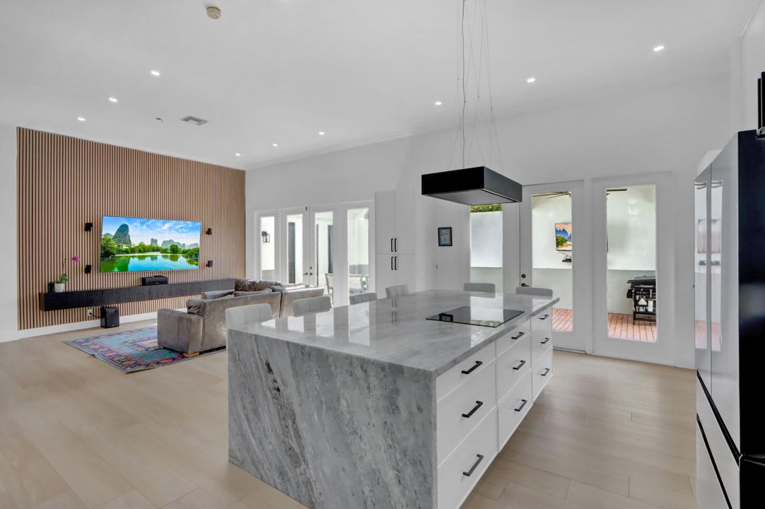 En Venta: $939,000 (3 camas, 2 baños, 1965 Pies cuadrados)