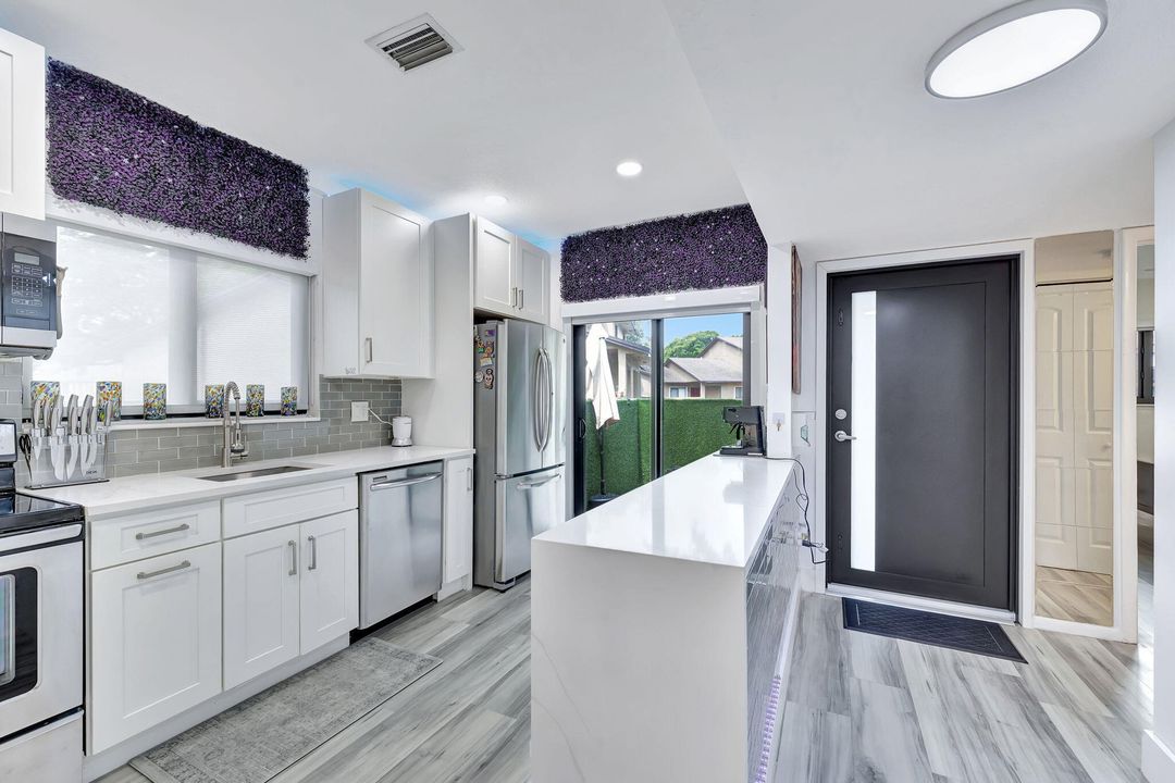 For Rent: $2,800 (2 beds, 2 baths, 1120 Square Feet)