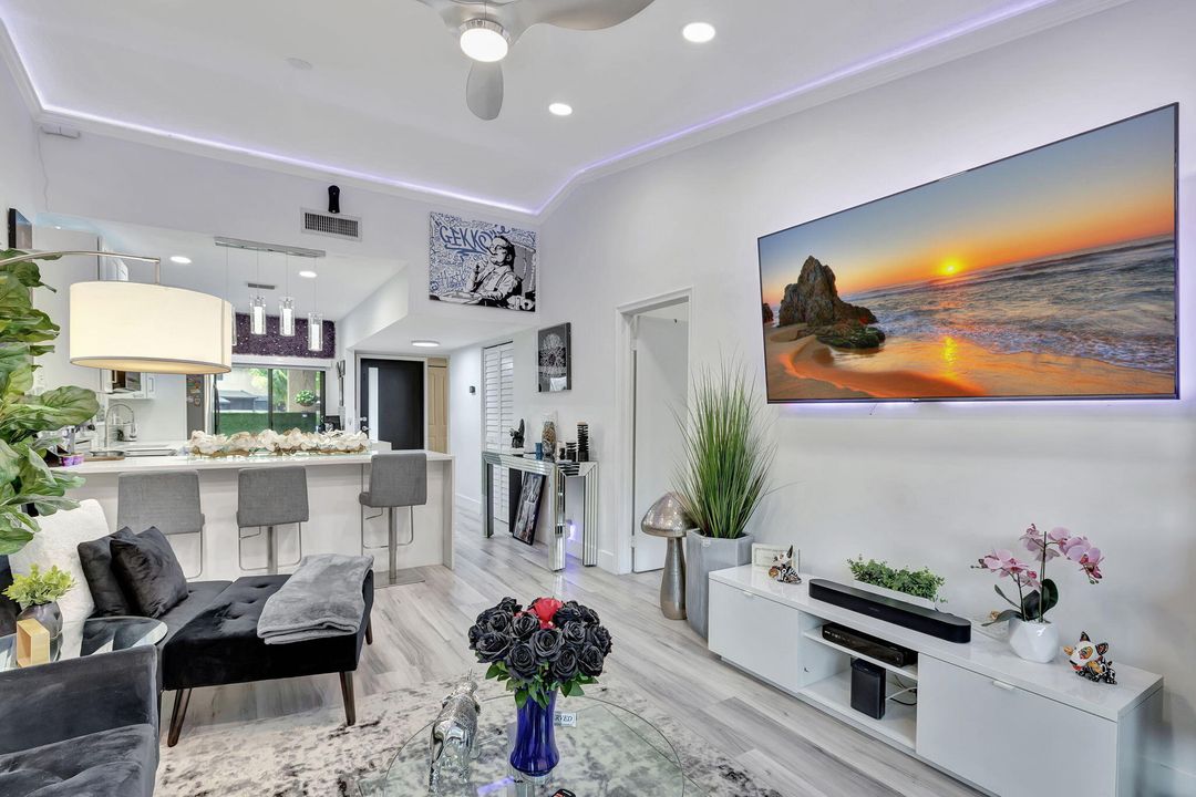 For Rent: $2,800 (2 beds, 2 baths, 1120 Square Feet)