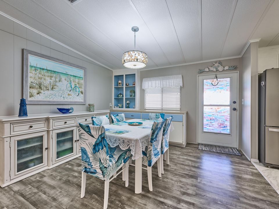 For Sale: $249,000 (2 beds, 2 baths, 1454 Square Feet)