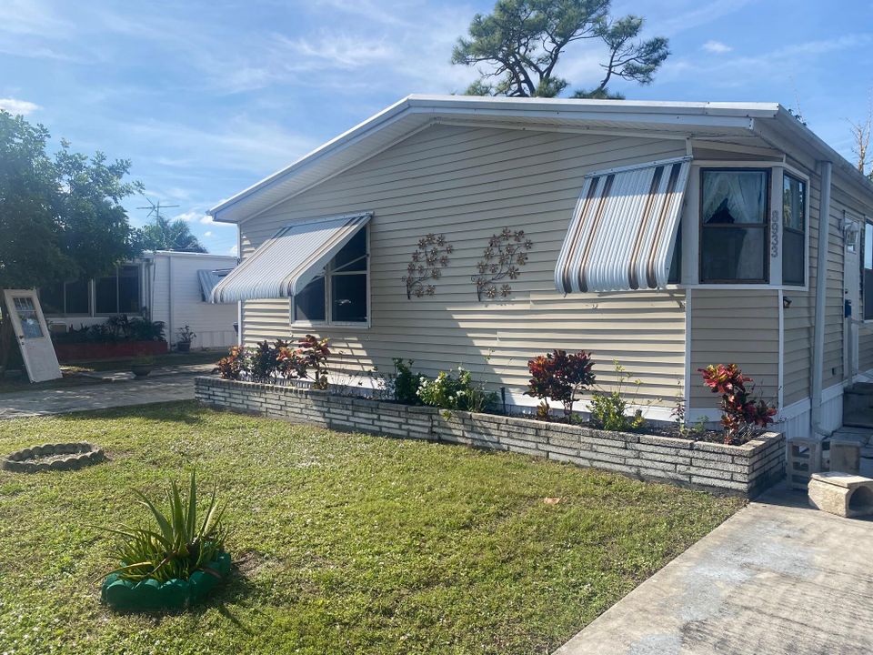 For Rent: $2,300 (2 beds, 3 baths, 986 Square Feet)