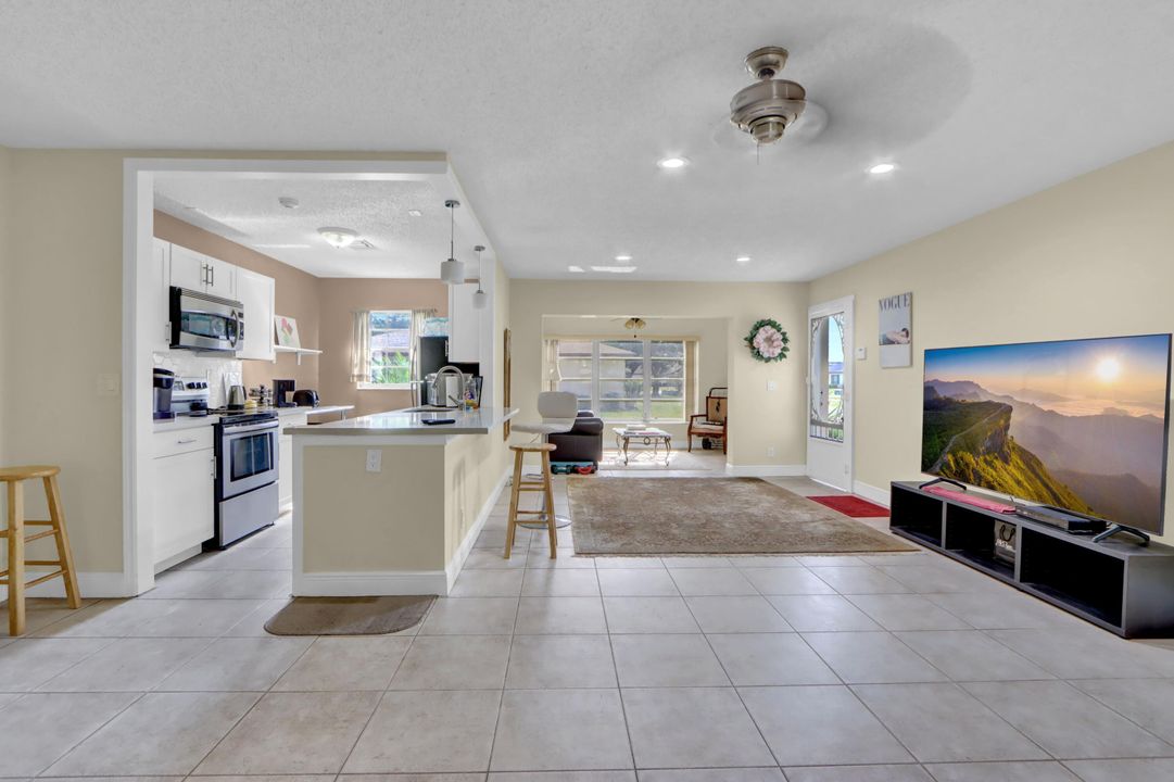 На продажу: $200,000 (2 спален, 2 ванн, 1092 Квадратных фут)