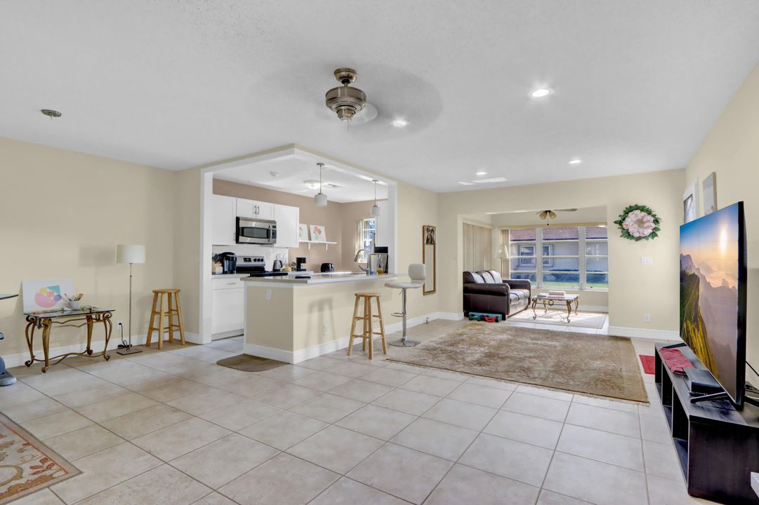 На продажу: $200,000 (2 спален, 2 ванн, 1092 Квадратных фут)