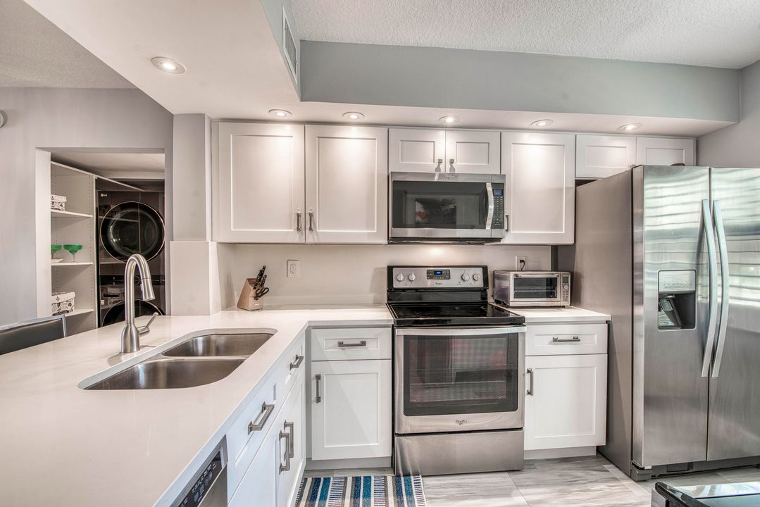 На продажу: $300,000 (2 спален, 2 ванн, 1000 Квадратных фут)