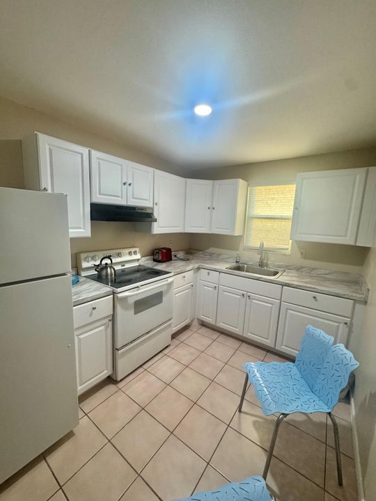 出租: $1,600 (1 贝兹, 1 浴室, 713 平方英尺)