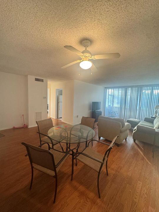 出租: $1,600 (1 贝兹, 1 浴室, 713 平方英尺)