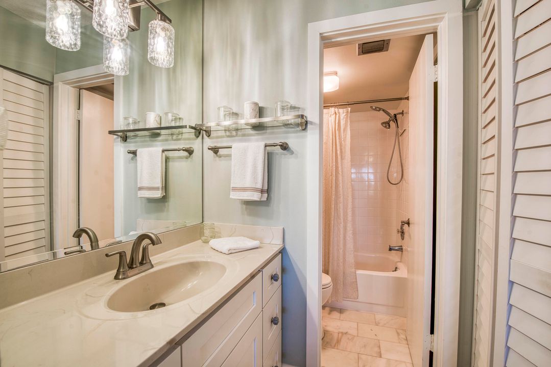 На продажу: $300,000 (2 спален, 2 ванн, 1000 Квадратных фут)