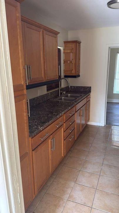 For Rent: $1,150 (1 beds, 2 baths, 1707 Square Feet)