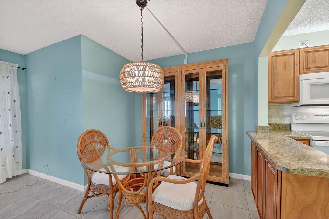 For Sale: $159,000 (2 beds, 1 baths, 935 Square Feet)