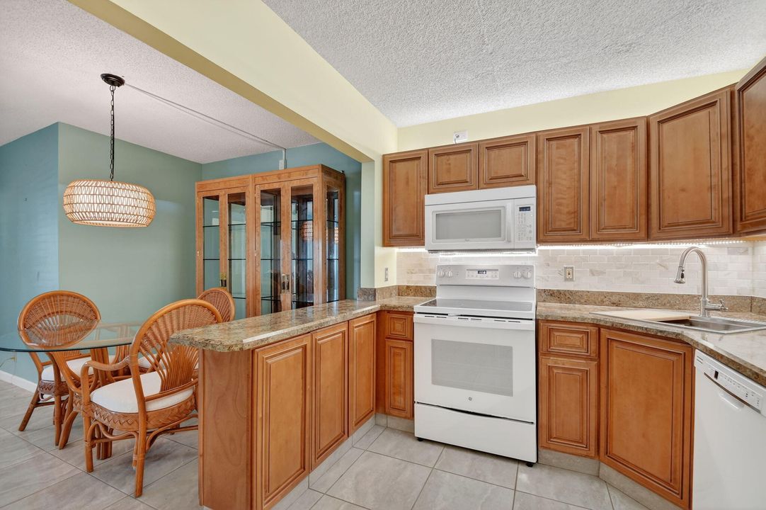 For Sale: $159,000 (2 beds, 1 baths, 935 Square Feet)