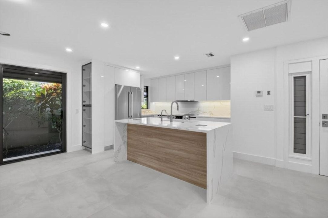 Под контрактом: $699,000 (2 спален, 2 ванн, 1248 Квадратных фут)