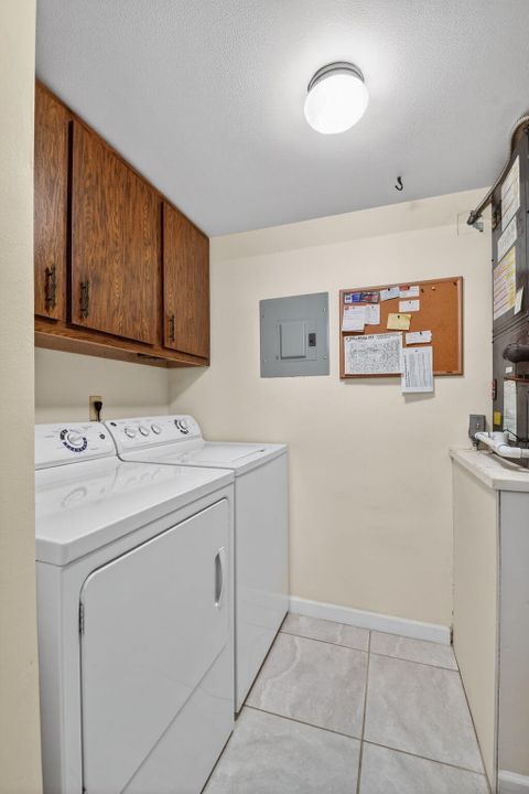 For Sale: $159,000 (2 beds, 1 baths, 935 Square Feet)