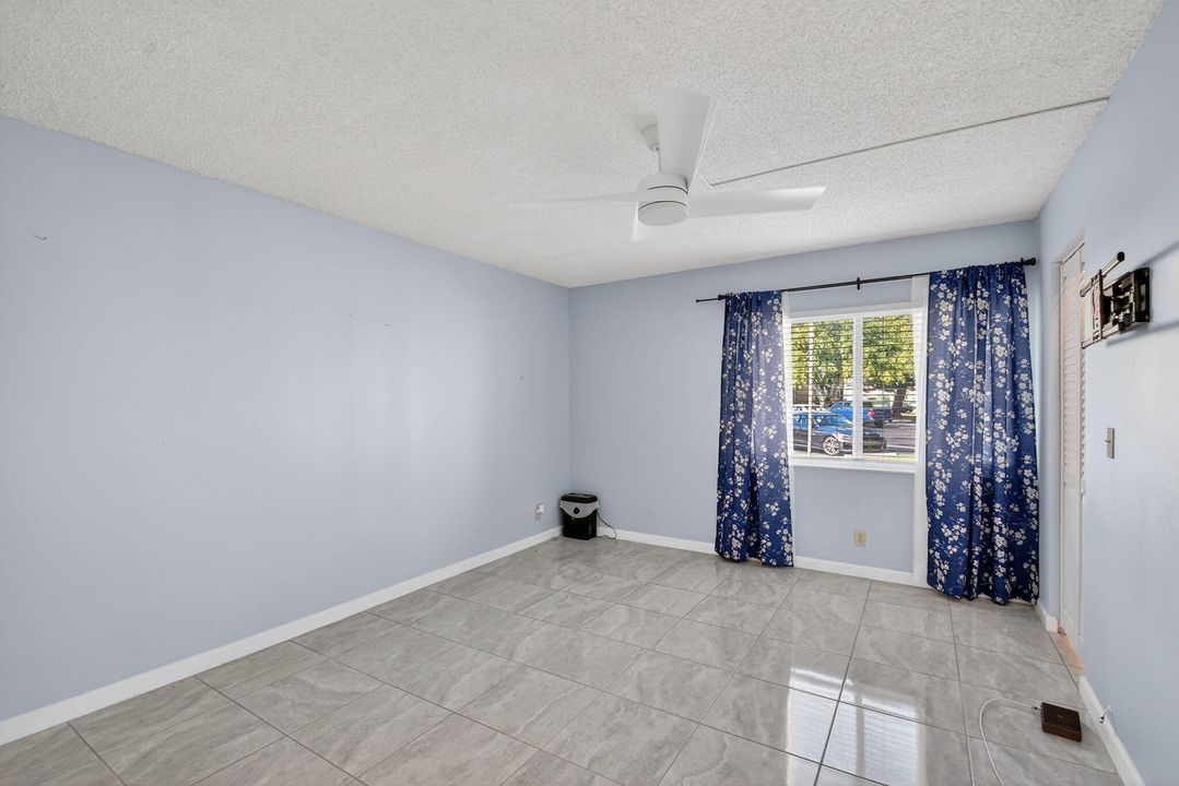 For Sale: $159,000 (2 beds, 1 baths, 935 Square Feet)