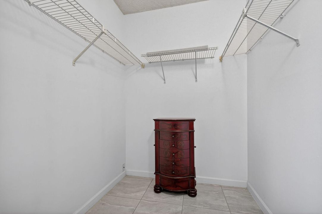 For Sale: $159,000 (2 beds, 1 baths, 935 Square Feet)