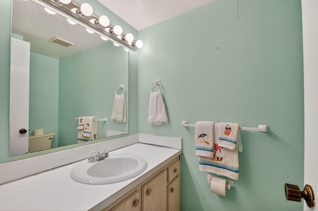 For Sale: $159,000 (2 beds, 1 baths, 935 Square Feet)