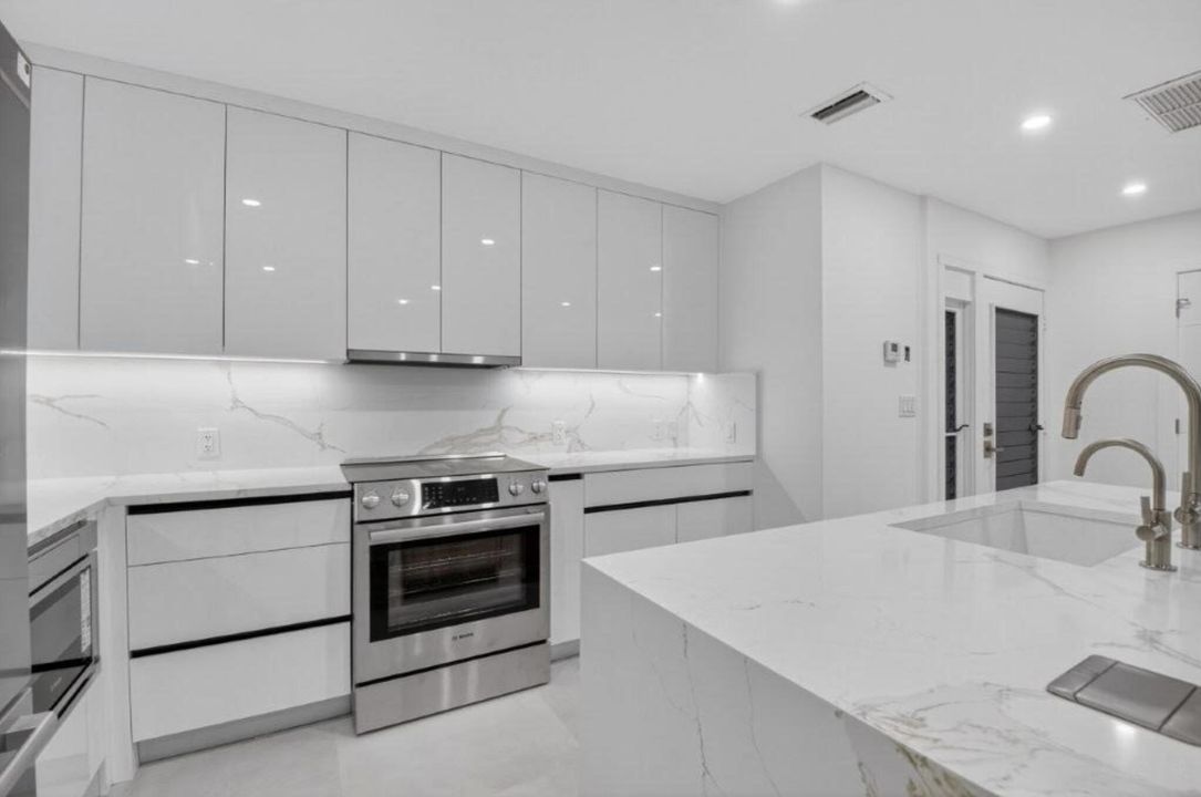 Под контрактом: $699,000 (2 спален, 2 ванн, 1248 Квадратных фут)