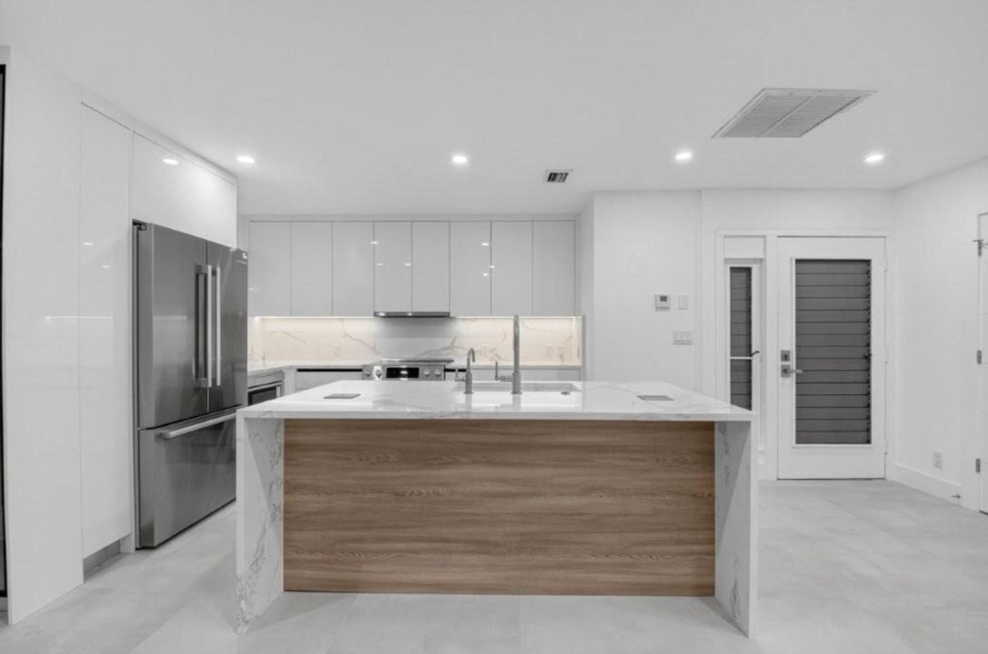 Под контрактом: $699,000 (2 спален, 2 ванн, 1248 Квадратных фут)