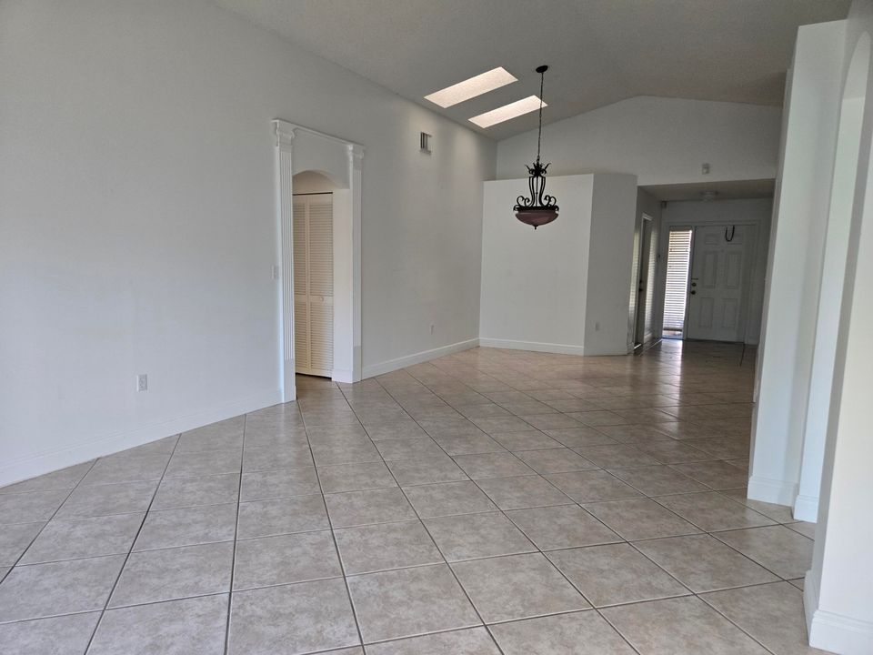 For Sale: $565,000 (3 beds, 2 baths, 1637 Square Feet)