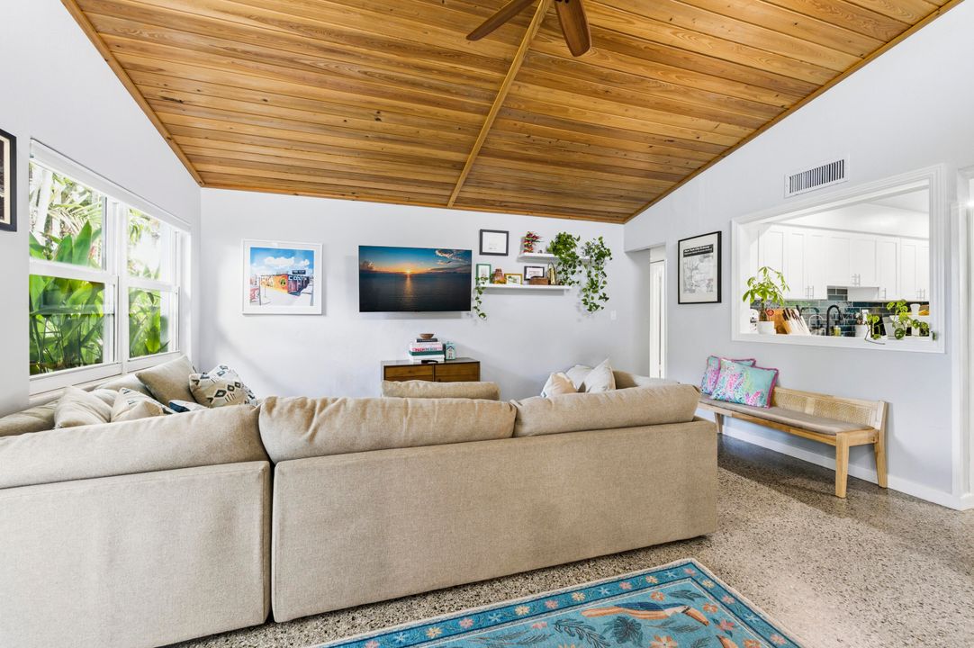 For Sale: $649,000 (2 beds, 1 baths, 1128 Square Feet)