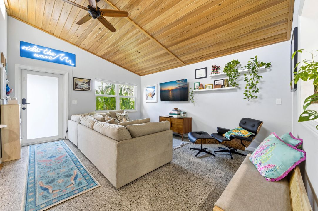 For Sale: $649,000 (2 beds, 1 baths, 1128 Square Feet)