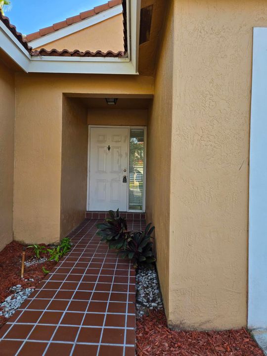 For Sale: $565,000 (3 beds, 2 baths, 1637 Square Feet)