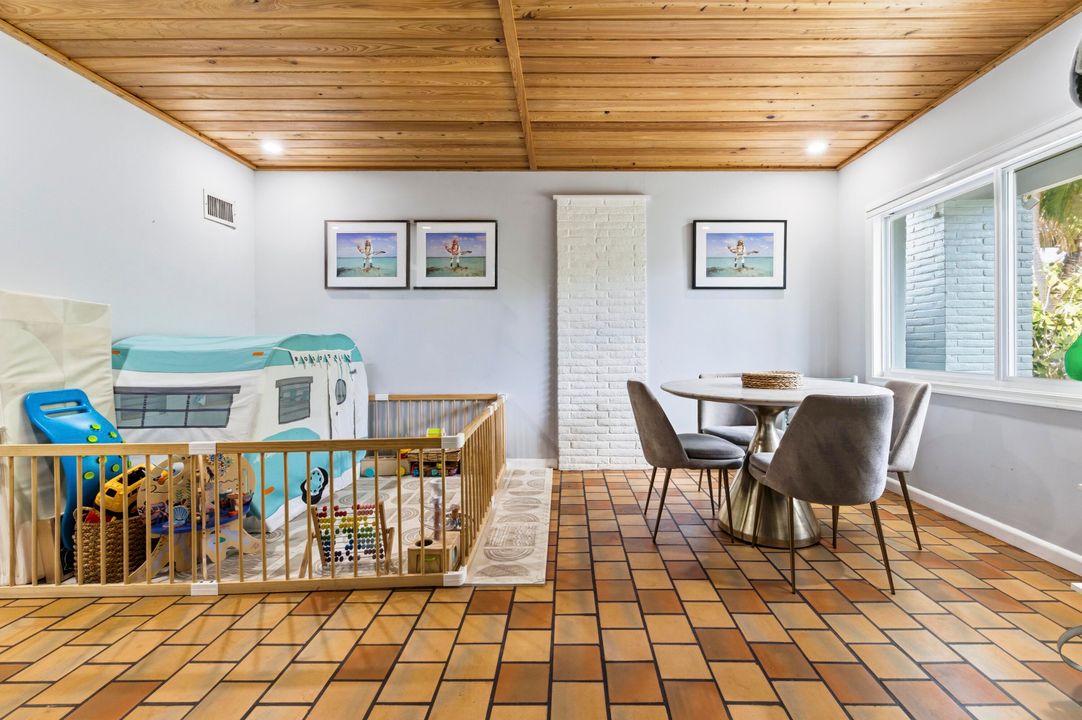 For Sale: $649,000 (2 beds, 1 baths, 1128 Square Feet)