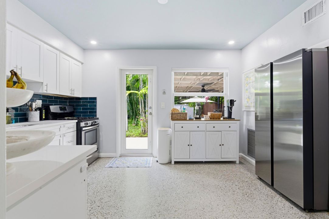 For Sale: $649,000 (2 beds, 1 baths, 1128 Square Feet)