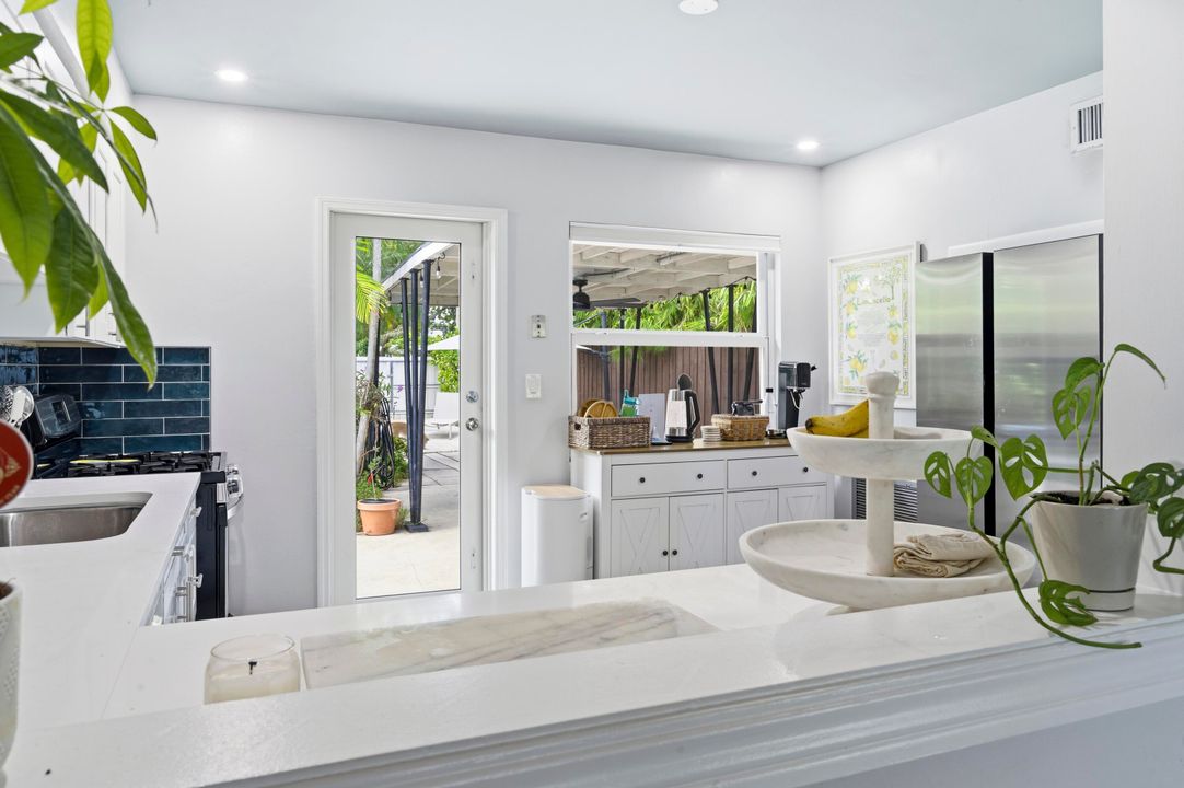 For Sale: $649,000 (2 beds, 1 baths, 1128 Square Feet)