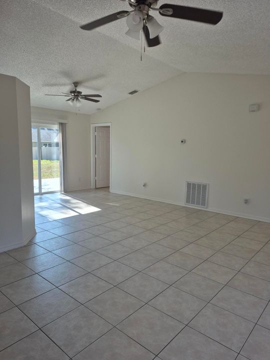 En Venta: $249,900 (3 camas, 2 baños, 1111 Pies cuadrados)