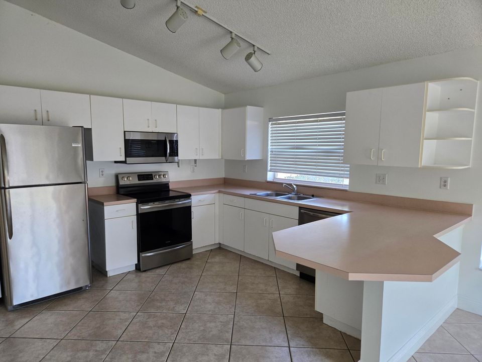 For Sale: $565,000 (3 beds, 2 baths, 1637 Square Feet)