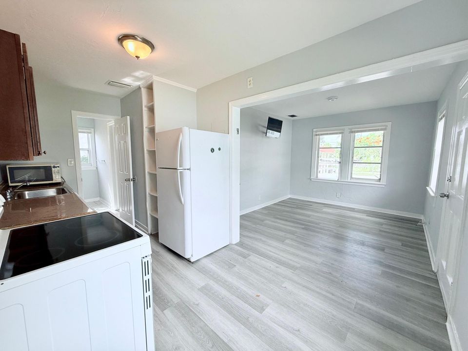 В аренду: $1,700 (1 спален, 1 ванн, 800 Квадратных фут)