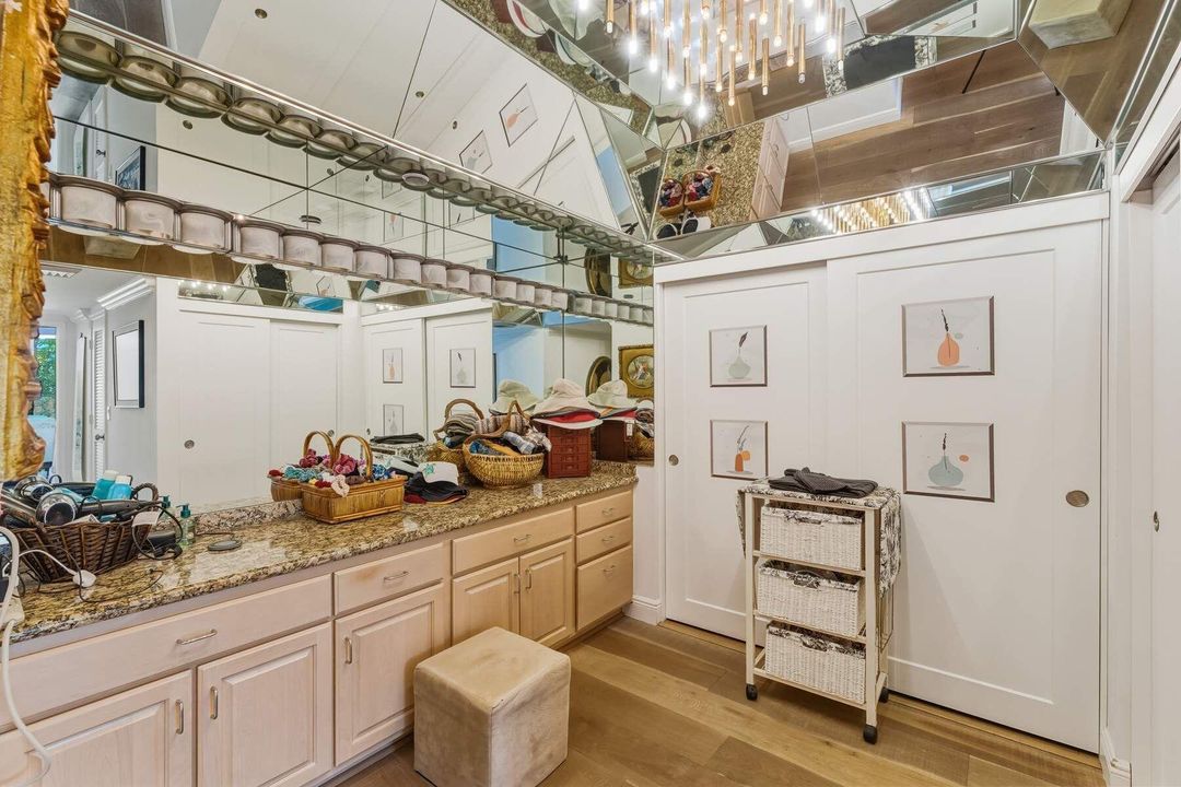 For Sale: $1,985,000 (2 beds, 2 baths, 1900 Square Feet)