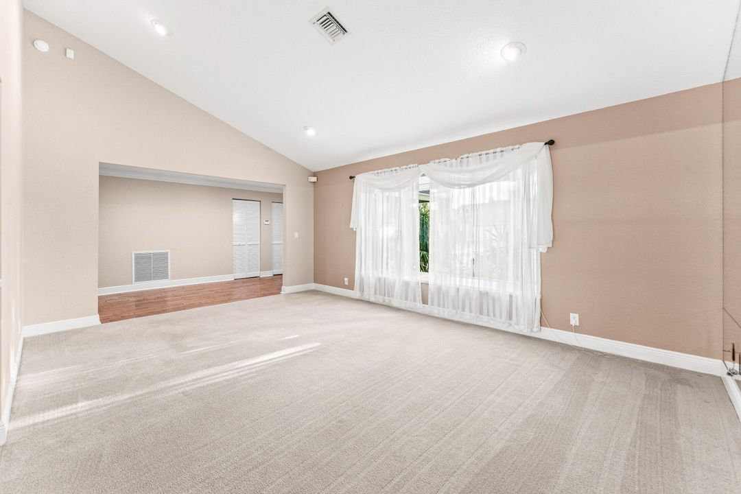 En Venta: $989,900 (4 camas, 2 baños, 2945 Pies cuadrados)