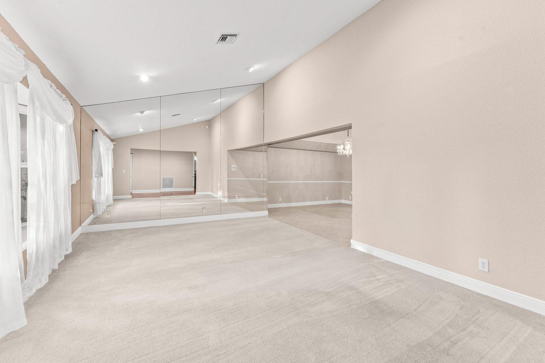 En Venta: $989,900 (4 camas, 2 baños, 2945 Pies cuadrados)