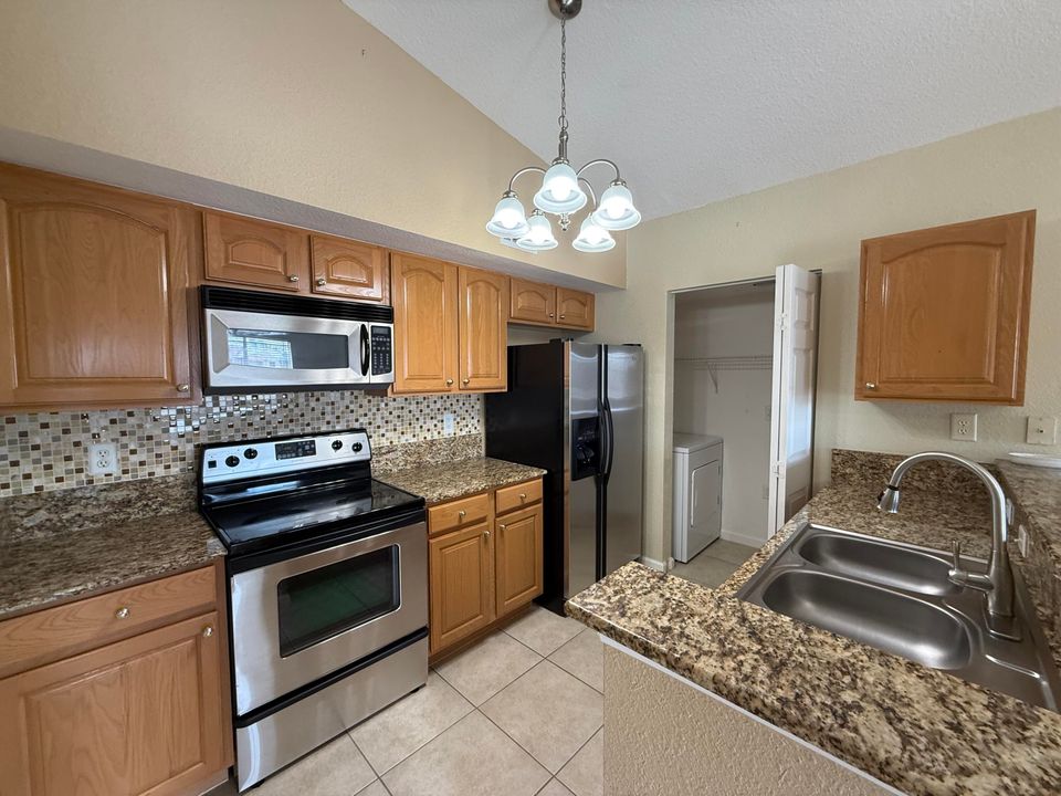 出租: $1,600 (1 贝兹, 1 浴室, 868 平方英尺)