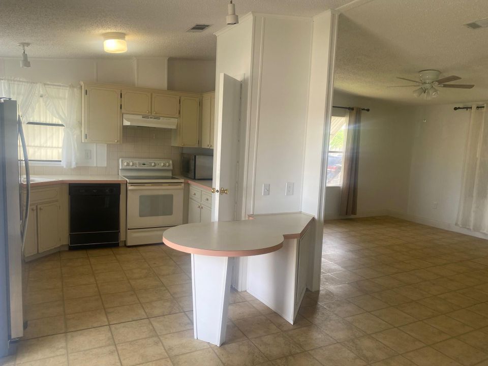 For Rent: $2,300 (2 beds, 3 baths, 986 Square Feet)