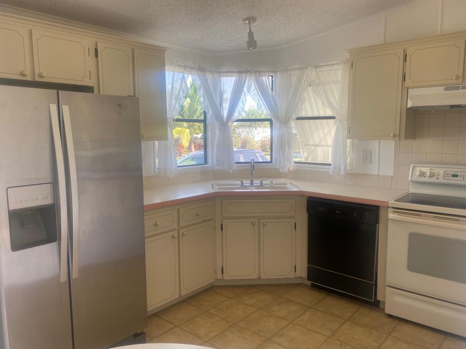 For Rent: $2,300 (2 beds, 3 baths, 986 Square Feet)