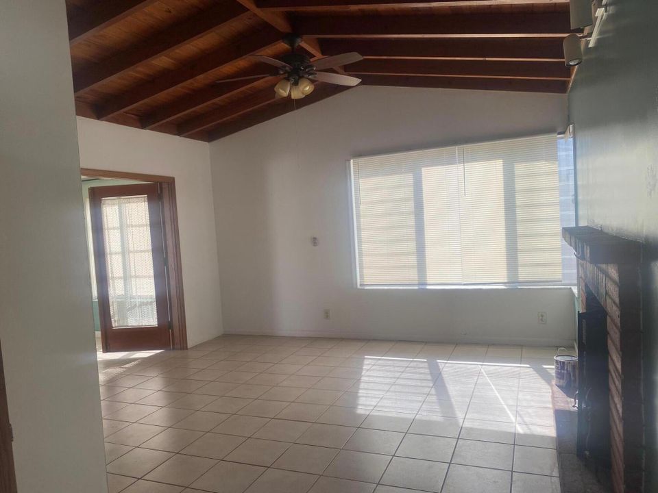 For Rent: $2,300 (2 beds, 3 baths, 986 Square Feet)