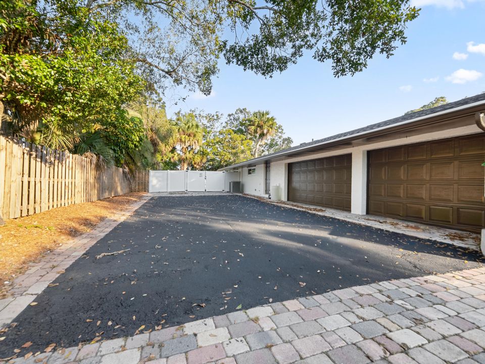 For Sale: $548,000 (4 beds, 3 baths, 1992 Square Feet)