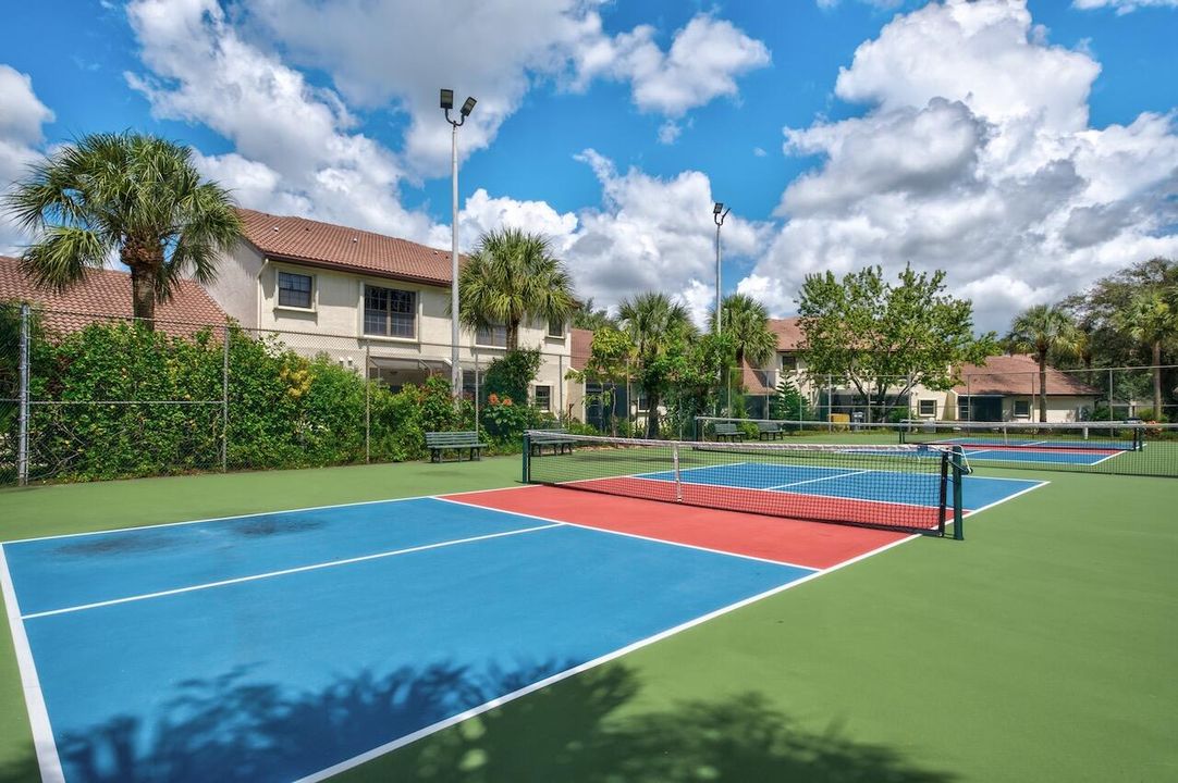 For Rent: $2,300 (3 beds, 2 baths, 1396 Square Feet)