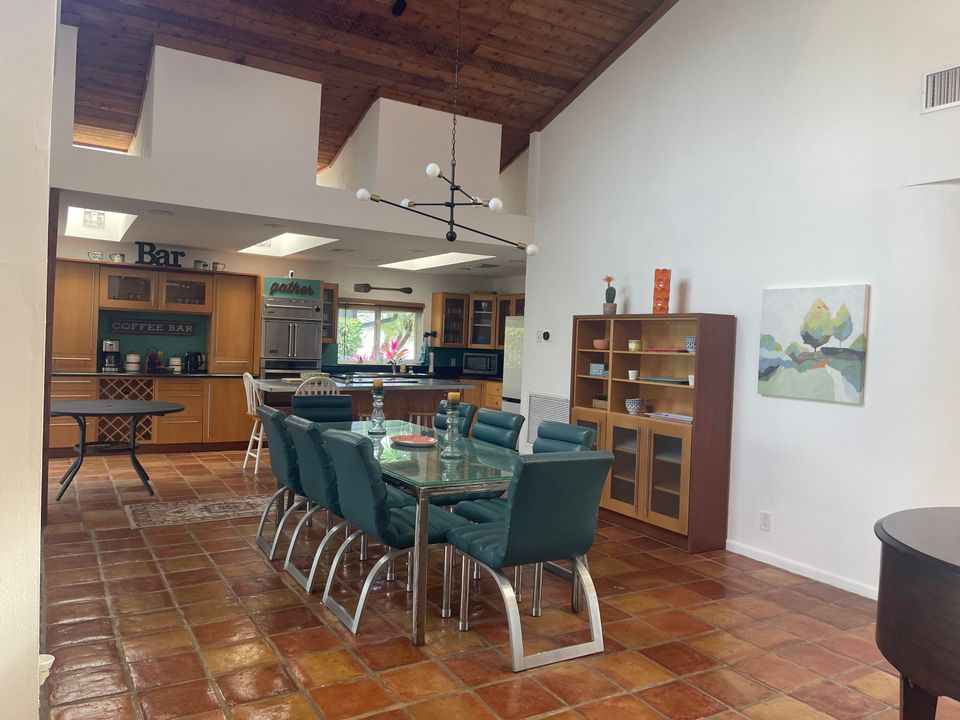 出租: $10,500 (2 贝兹, 2 浴室, 2820 平方英尺)