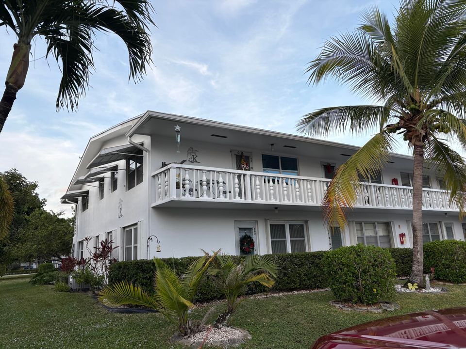 For Sale: $95,900 (1 beds, 1 baths, 684 Square Feet)