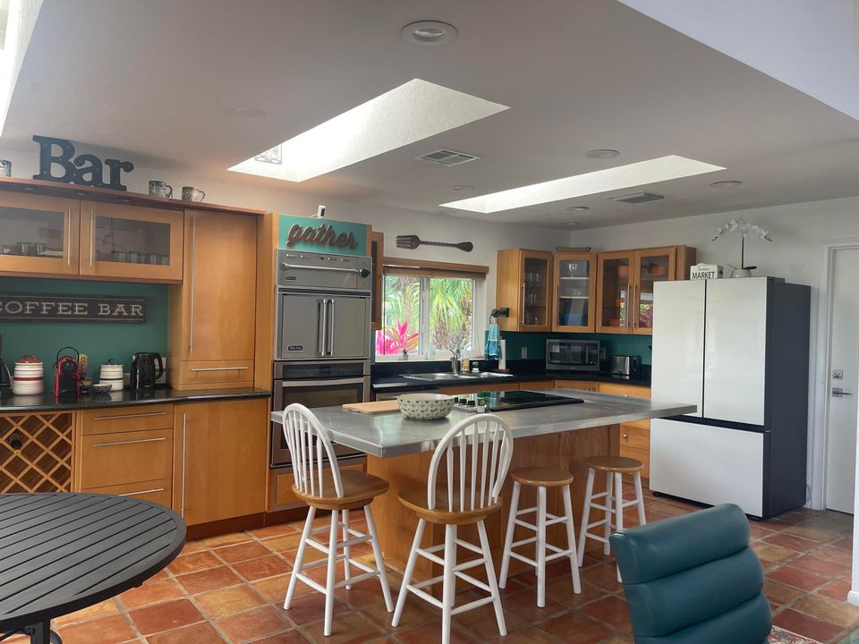 出租: $10,500 (2 贝兹, 2 浴室, 2820 平方英尺)