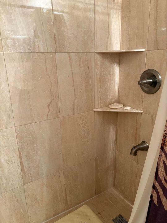 For Sale: $95,900 (1 beds, 1 baths, 684 Square Feet)