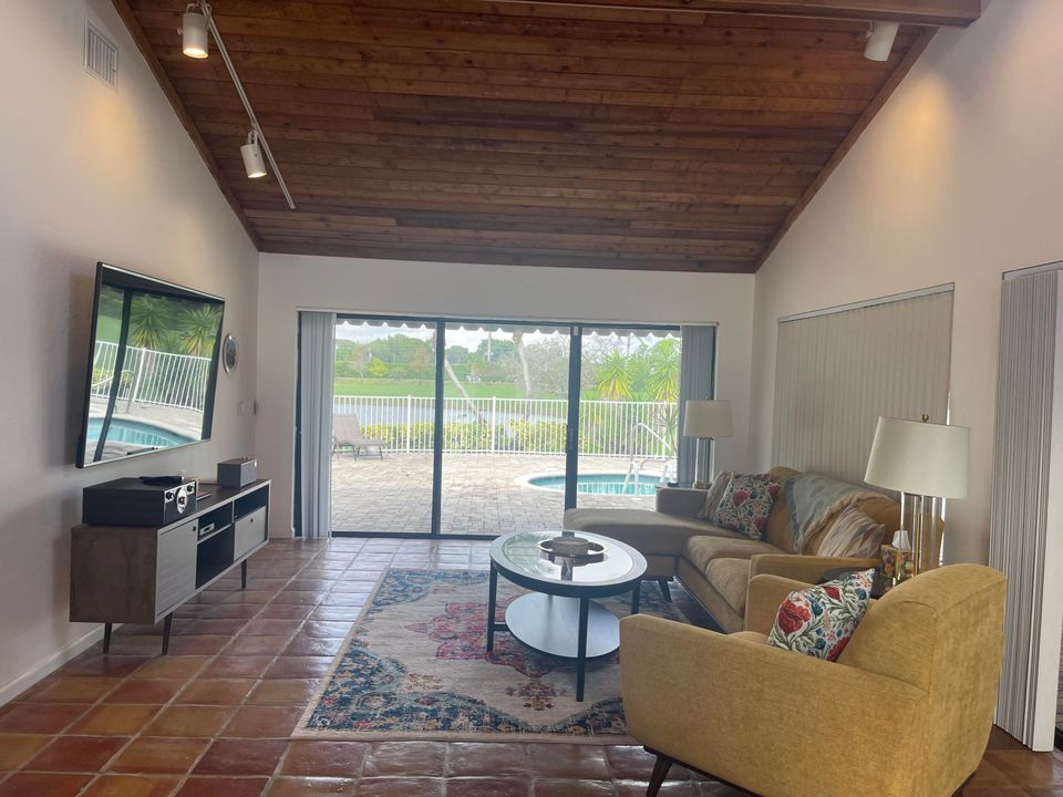 出租: $10,500 (2 贝兹, 2 浴室, 2820 平方英尺)