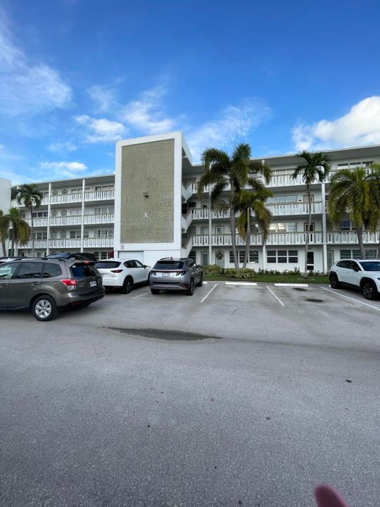 For Sale: $100,000 (1 beds, 1 baths, 715 Square Feet)