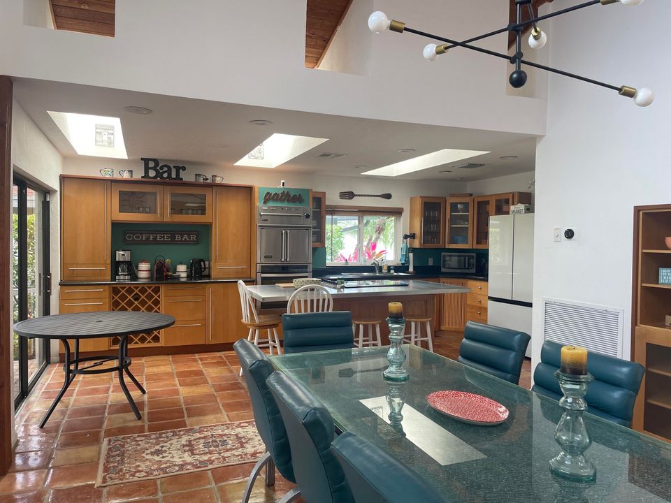 出租: $10,500 (2 贝兹, 2 浴室, 2820 平方英尺)