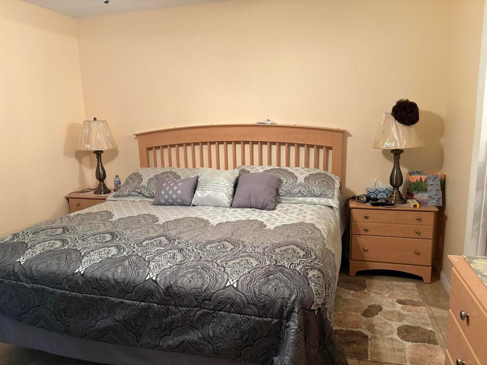 For Sale: $95,900 (1 beds, 1 baths, 684 Square Feet)