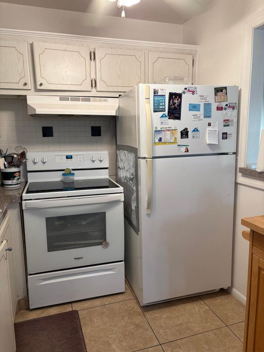 For Sale: $95,900 (1 beds, 1 baths, 684 Square Feet)